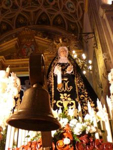 Virgen de los Dolores y detalle del trono procesional